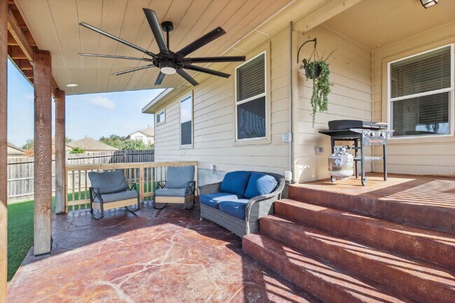 Building Photo - "Charming 4-Bedroom Oasis with custom fini...