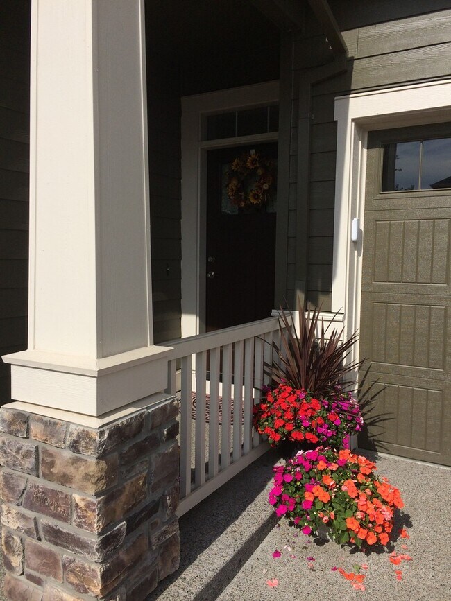 Building Photo - Absolutely Beautiful 5 Bedroom Home!! A Must See!!