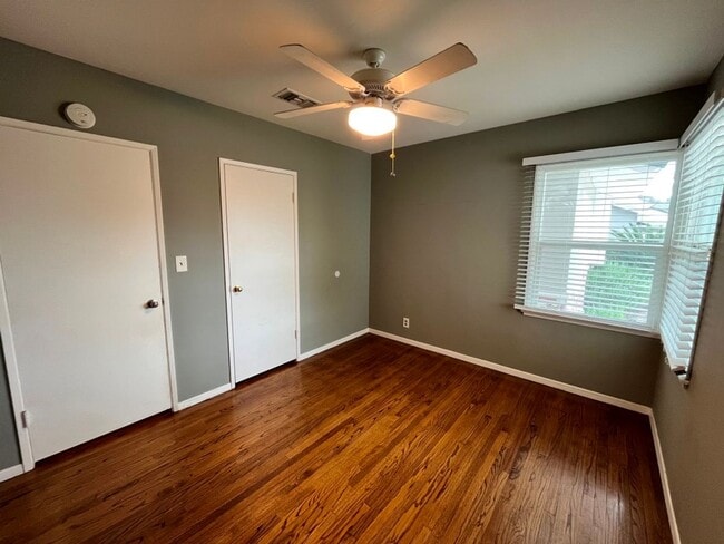 Building Photo - Upgraded 4+2 w/hardwood floors + great bac...