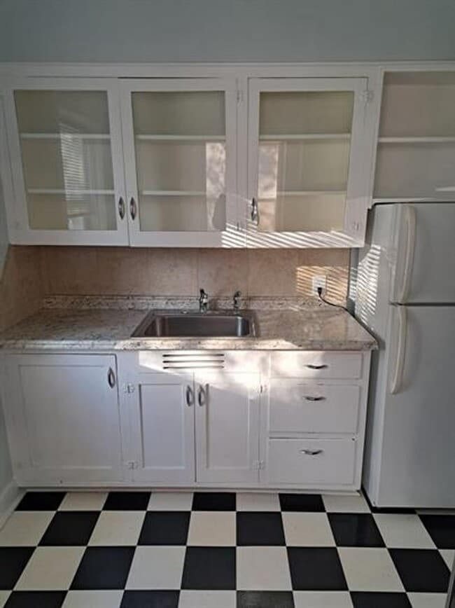 Building Photo - L986