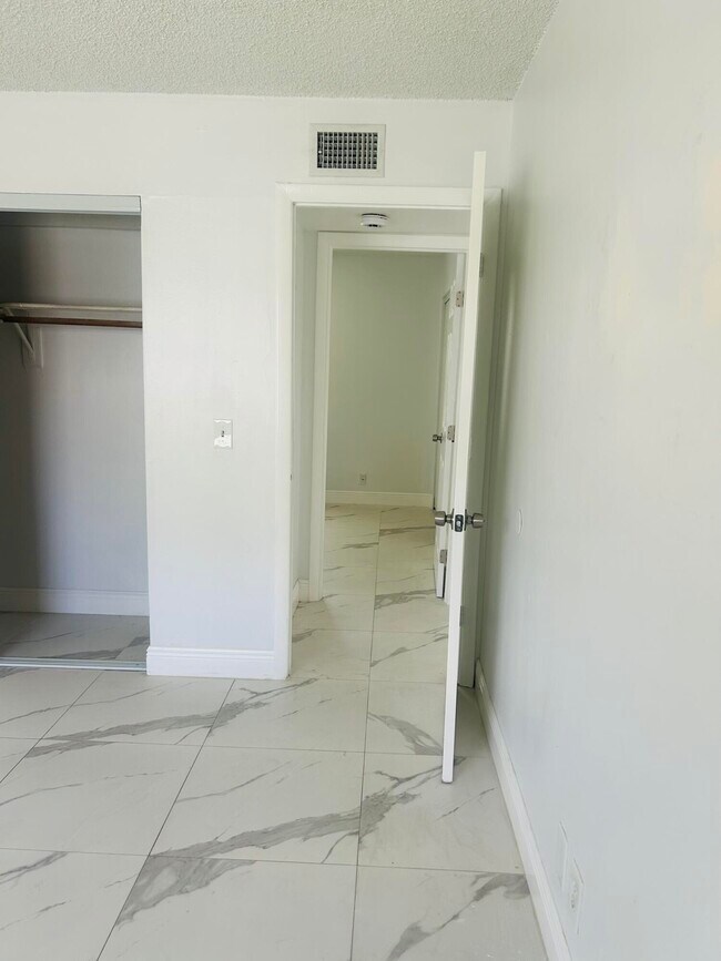 Building Photo - 1471 NW 20th St