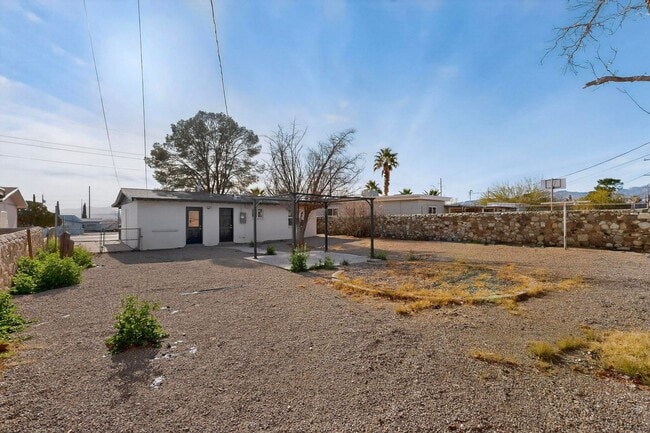 Building Photo - Charming 3 bedroom, 1 bath home in Central East El Paso!