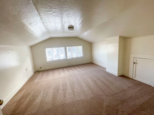 Building Photo - Pet-friendly Craftsman Home!