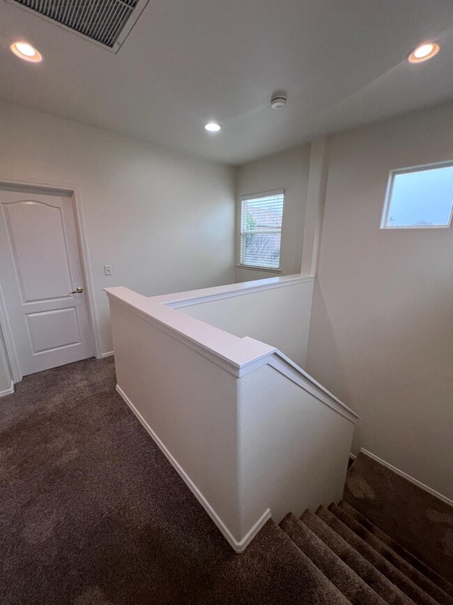 Building Photo - 770 W Brittany Ln