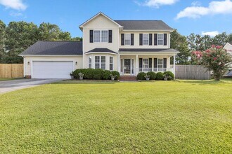 Building Photo - Spacious 4BR/2.5 Bath in the Jacksonville Commons Area
