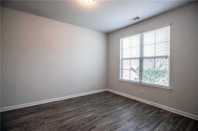 Building Photo - 5410 Mirror Lake Dr