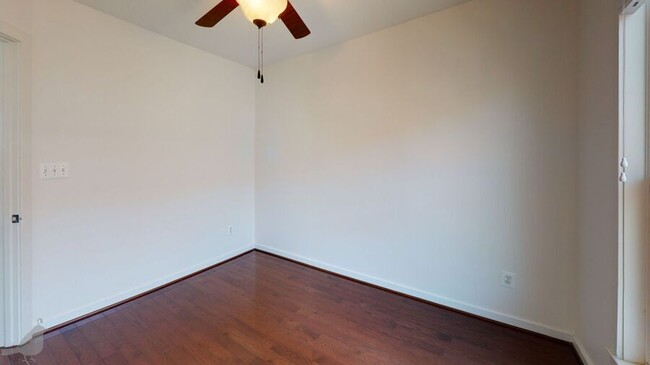Building Photo - 517 Regent Pl NE