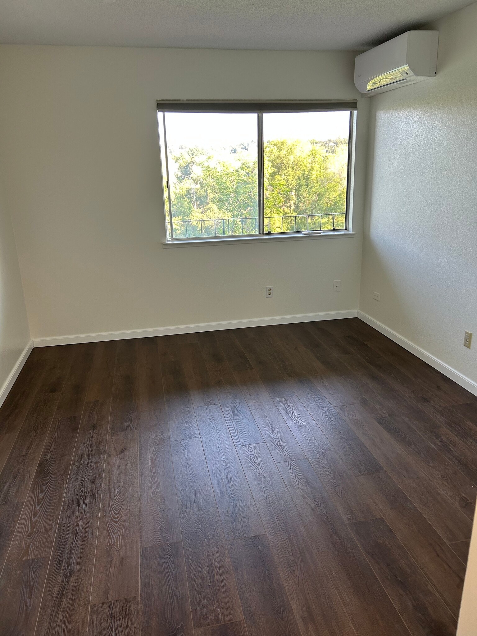 Building Photo - 1046 Continental St