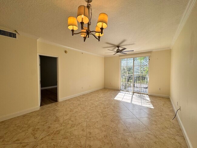 Building Photo - 580 S Sapodilla Ave