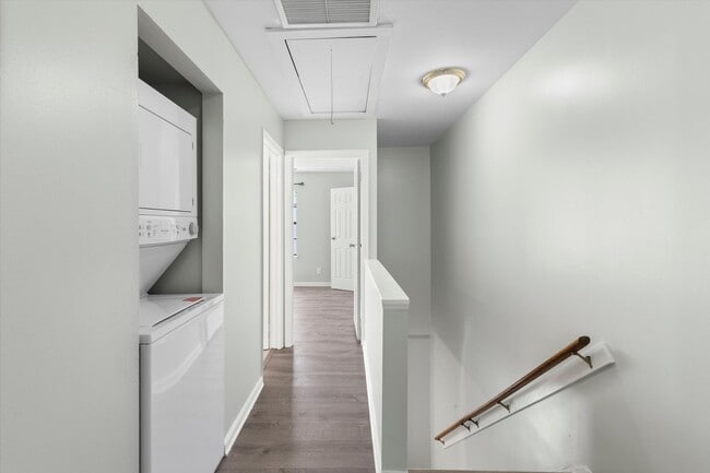 Building Photo - Spacious 3 Bedroom Townhome Available Now!