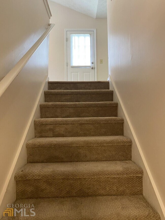 Building Photo - 6440 River Hill Dr