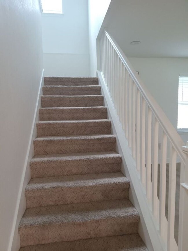 Building Photo - Spacious 4-Bedroom 2 Bathroom Apartment fo...
