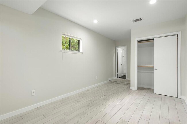 Building Photo - 102 W St Johns Ave