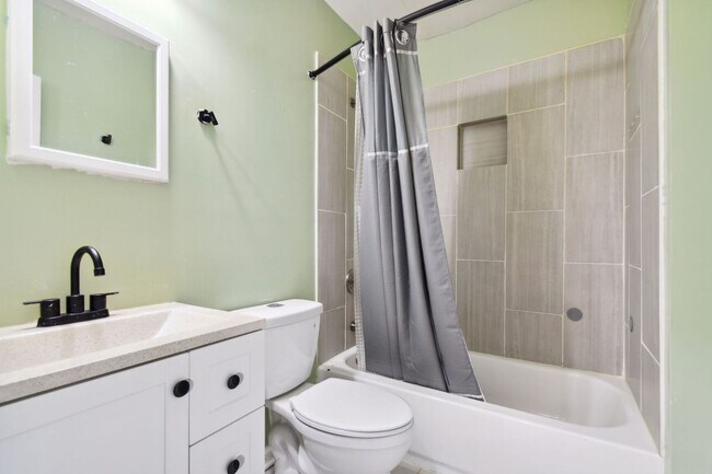 Building Photo - Available Now! 2 Level, 2 Bedroom Condo in Hill East!