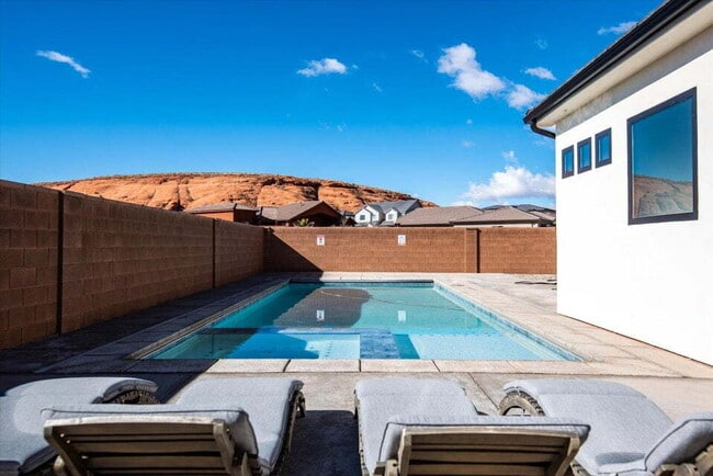 Building Photo - "Beautiful 4-Bed Oasis with 2.5 Baths in Serene Dixie Springs Community"