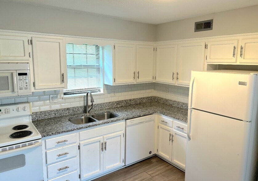 Building Photo - 800 NE Ball Dr