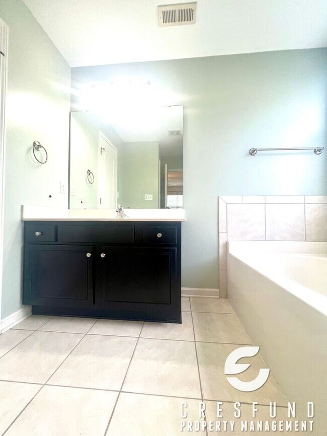 Building Photo - 3bedroom 2.5 Bath Home in Overhills Creek-...