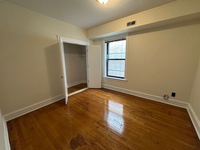 Building Photo - 1929 W Larchmont Ave