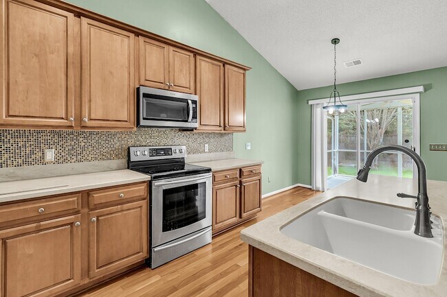 Building Photo - 124 Dovetail Cir