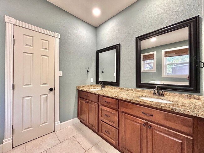 Building Photo - 4 Bed / 2 Bath Spacious One-Level Home wit...