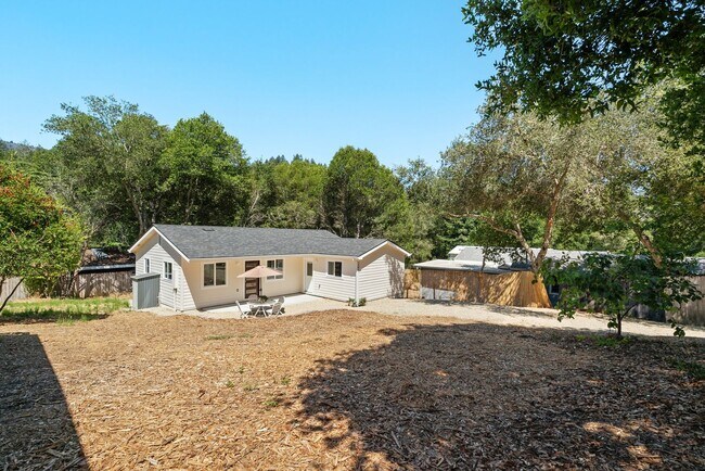 Building Photo - 205-205B Apple Knoll