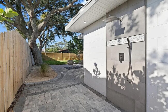 Building Photo - 415 N Shore Dr