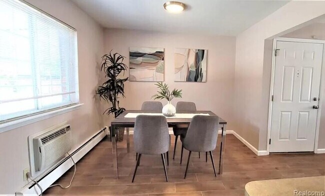 Building Photo - 2445 Torquay Ave