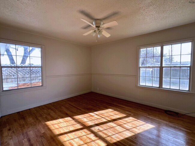 Building Photo - 405 E Spring St