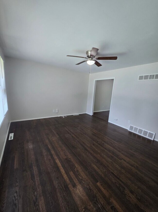 Building Photo - Newly renovated 3 bedroom Move in now