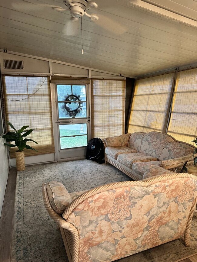 Building Photo - Spacious Home in peaceful Cul-de-sac