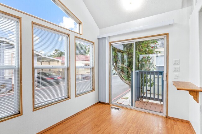 Building Photo - 1 Bed + 1 Bath +  IN THE PLEASURE POINT AREA OF SANTA CRUZ. $2300 Per Month