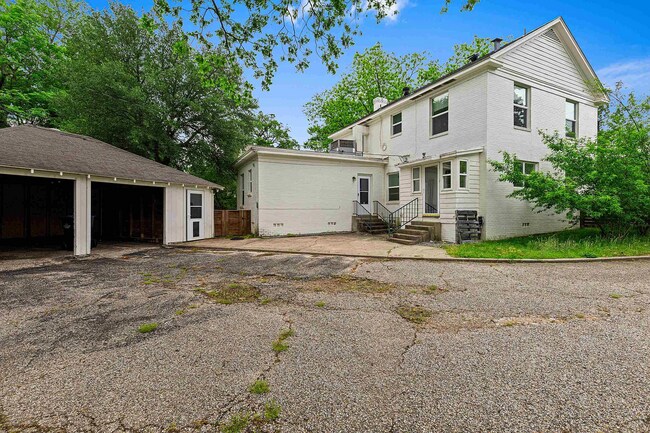 Building Photo - 513 E Young St