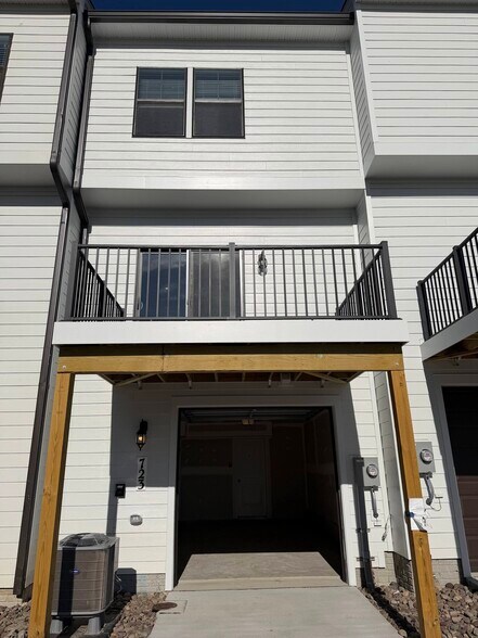 Building Photo - 723 Courier Ln