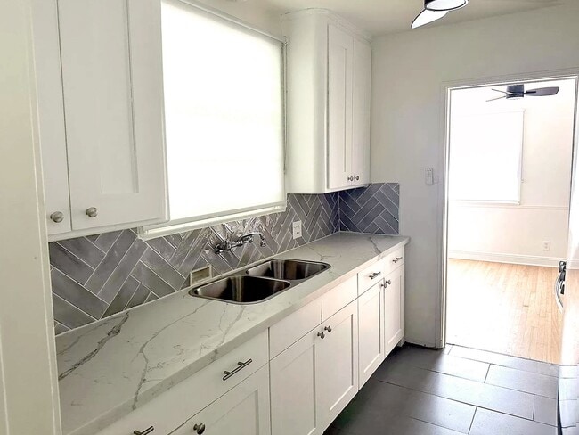 Building Photo - Olympic Duplex