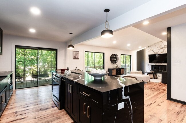 Building Photo - Ultra Modern Three Bedroom Home!