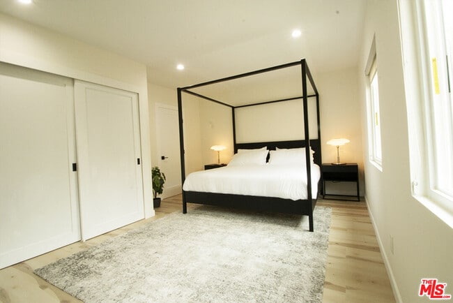 Building Photo - 9042 Phyllis Ave