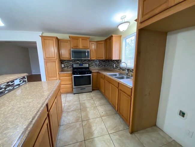 Building Photo - Spacious home Available Now!