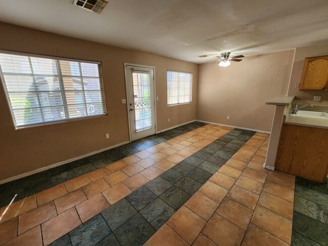 Building Photo - Beautiful 3 Bedroom & 2 1/2 Bath Condo.