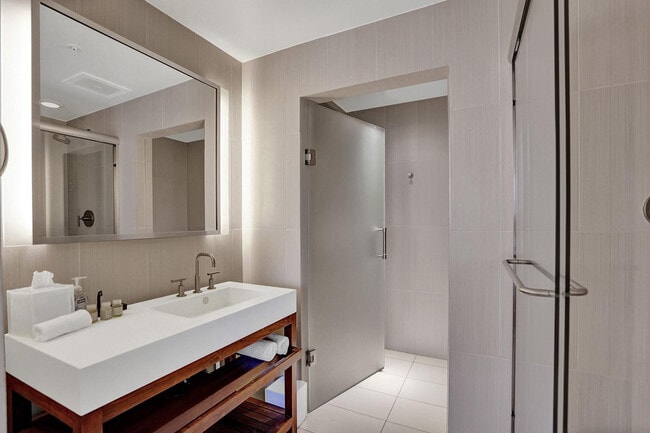 Building Photo - 3101 Bayshore Dr