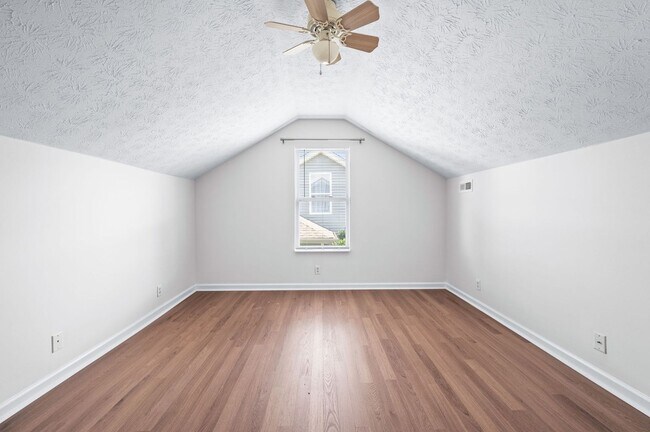 Building Photo - Awesome 4BE-Office/Bonus Room/ 2BA Home in...