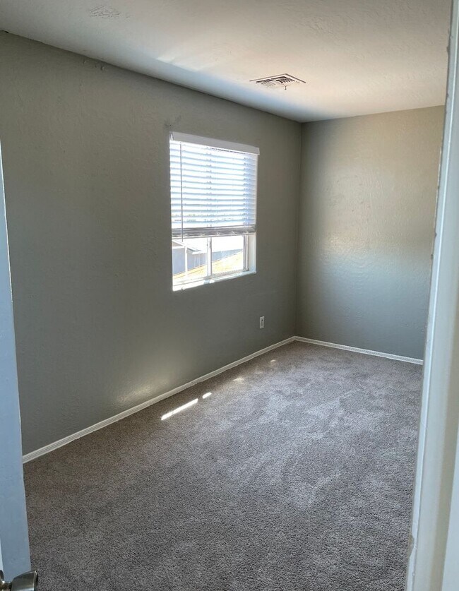 Building Photo - FREE RENT INTERESTED  3BR  1 BATH  SINGLE FAMILY HOME  BACK UNIT