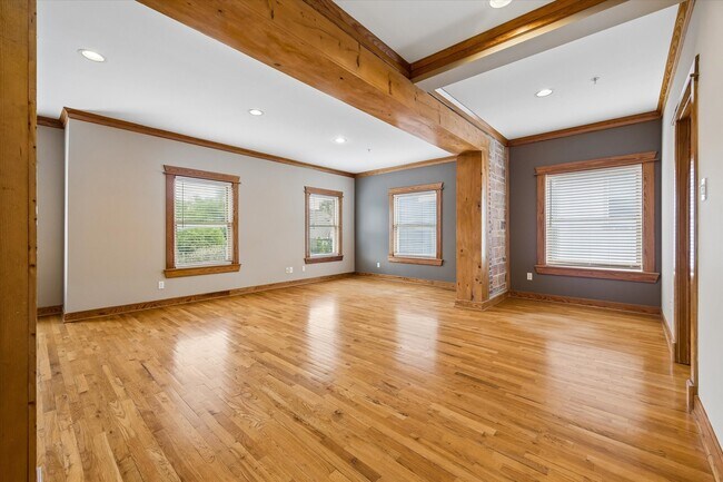 Building Photo - 215 W Norma St