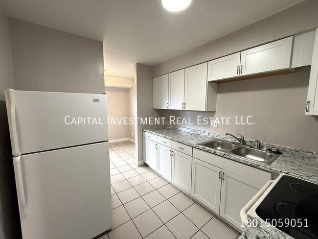 Building Photo - 2531 S Parkcrest Dr
