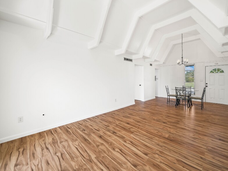 Building Photo - 511 Club Cir