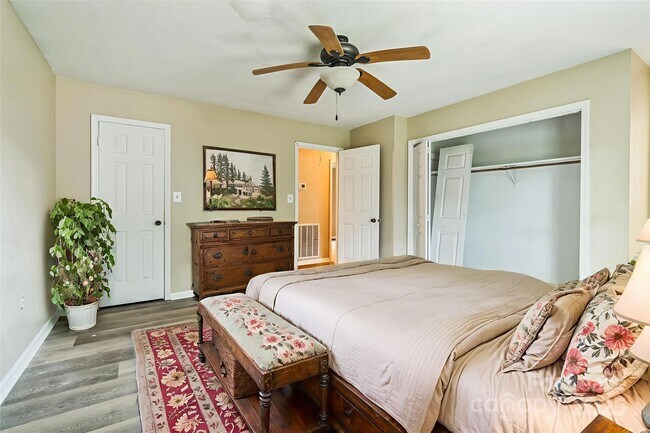 Building Photo - 2301 Wishbone Dr