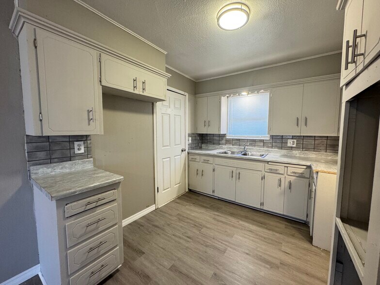 Building Photo - 9111 N Walker Ave