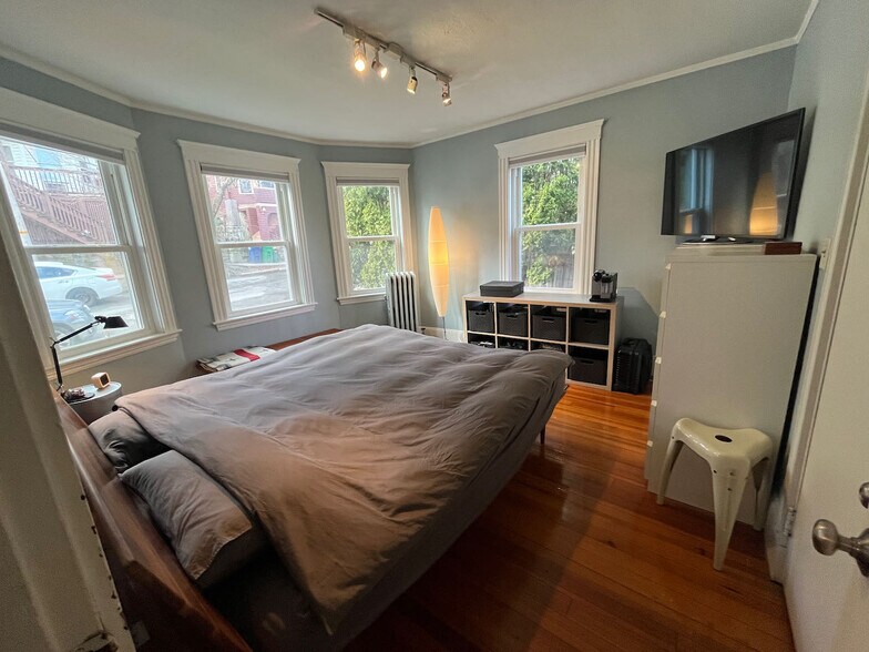 Bedroom 1 south - 18 Rogers St