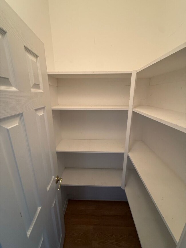 Building Photo - Spacious 4-Bedroom, 2-Bathroom Home in Southwest Bakersfield