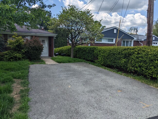 Building Photo - 3002 Mintwood Dr