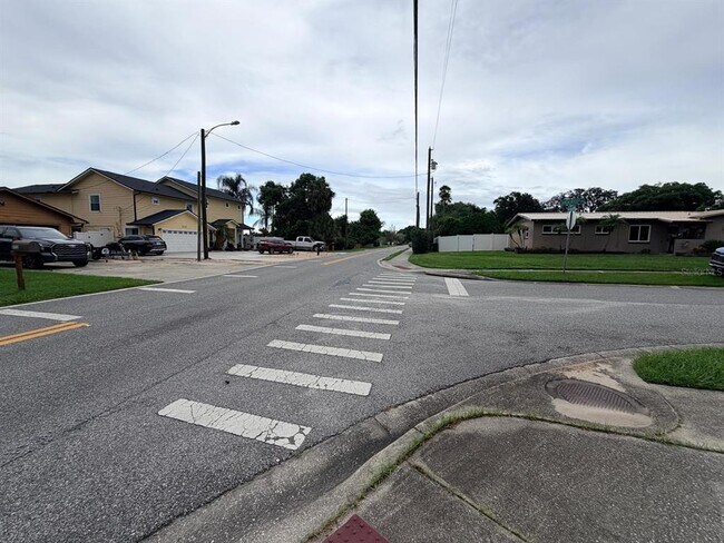 Building Photo - 2510 Sandalwood Dr